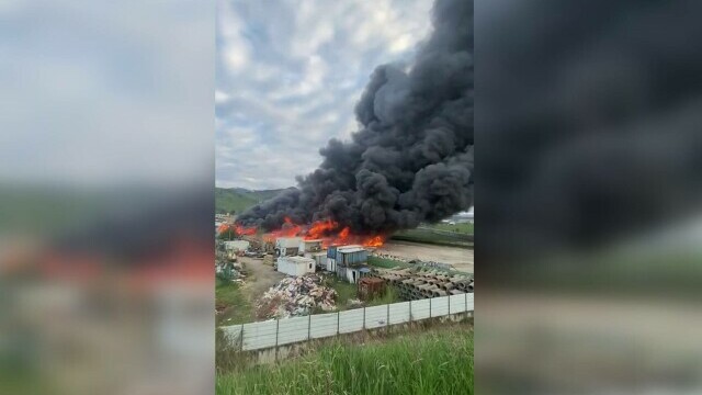 Incendiu de proporţii într-o piaţă din Braşov. A fost transmis un mesaj Ro-Alert - Imaginea 1