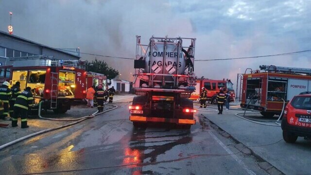 Incendiu de proporţii într-o piaţă din Braşov. A fost transmis un mesaj Ro-Alert - Imaginea 5