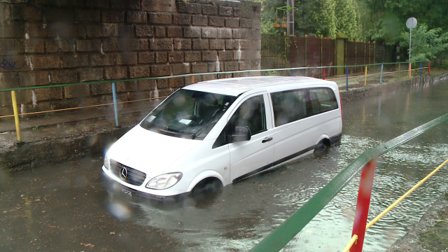Pasaje inundate si soferi blocati cu masinile in apa dupa o ploaie torentiala la Timisoara si Arad - Imaginea 1