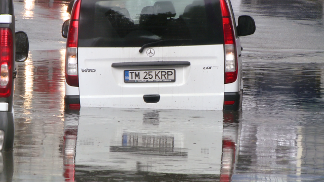 Pasaje inundate si soferi blocati cu masinile in apa dupa o ploaie torentiala la Timisoara si Arad - Imaginea 2