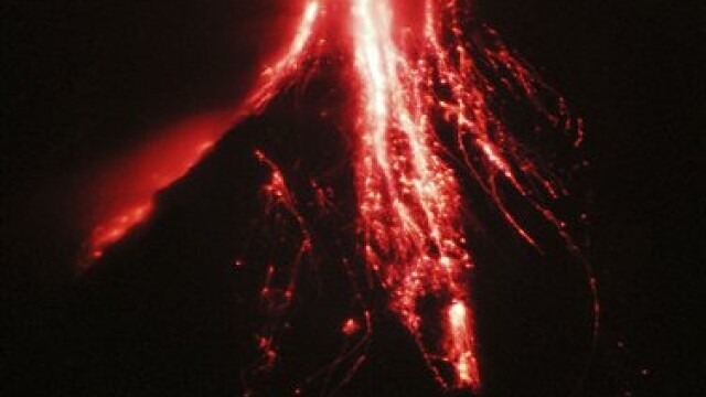 Alerta in Filipine! Vezi in imagini eruptia vulcanului Mayon - Imaginea 1