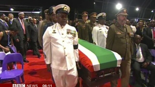 Funeraliile lui Nelson Mandela. Liderul sud-african, inmormantat cu onoruri militare. GALERIE FOTO - Imaginea 2