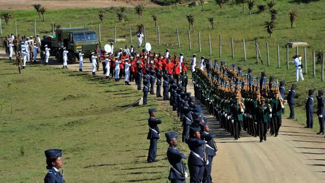 Funeraliile lui Nelson Mandela. Liderul sud-african, inmormantat cu onoruri militare. GALERIE FOTO - Imaginea 10