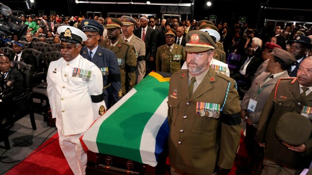 Funeraliile lui Nelson Mandela. Liderul sud-african, inmormantat cu onoruri militare. GALERIE FOTO - Imaginea 11