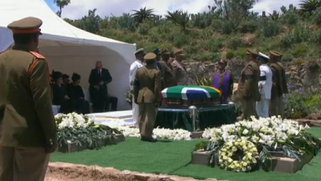Funeraliile lui Nelson Mandela. Liderul sud-african, inmormantat cu onoruri militare. GALERIE FOTO - Imaginea 15