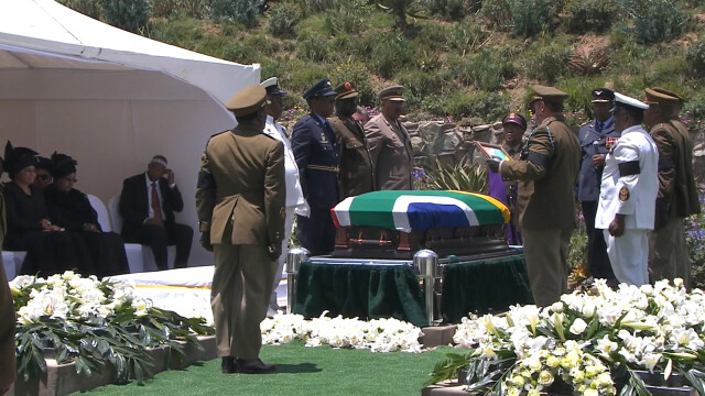 Funeraliile lui Nelson Mandela. Liderul sud-african, inmormantat cu onoruri militare. GALERIE FOTO - Imaginea 16