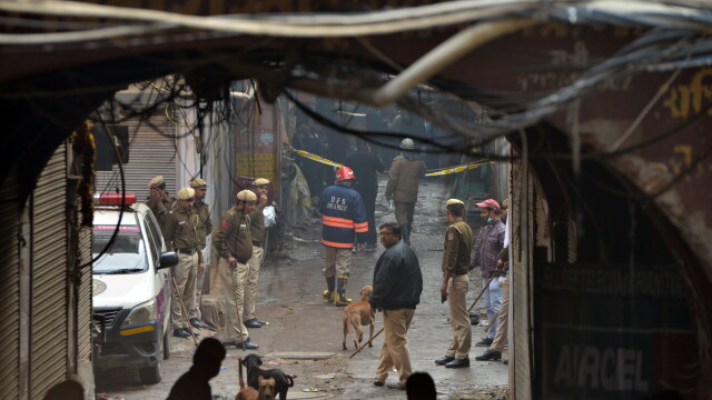 43 de persoane au murit din cauza unui incendiu la o fabrică din New Delhi, India - Imaginea 3