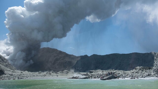 Primele imagini cu erupția vulcanică din Noua Zeelandă. Sunt 5 morți şi mai mulţi răniţi - Imaginea 4