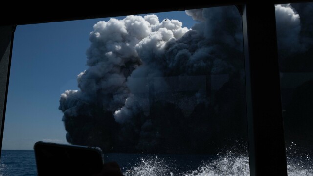 Primele imagini cu erupția vulcanică din Noua Zeelandă. Sunt 5 morți şi mai mulţi răniţi - Imaginea 1