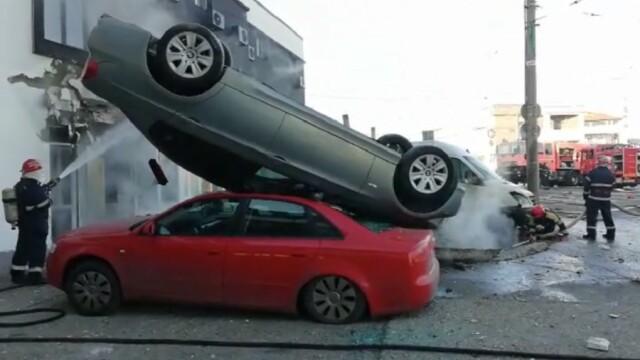 Mașini aruncate una peste alta după o explozie în Galați, în locul unei foste benzinării - Imaginea 1