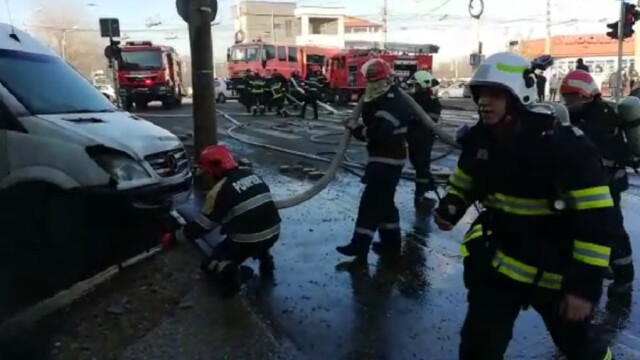 Mașini aruncate una peste alta după o explozie în Galați, în locul unei foste benzinării - Imaginea 3