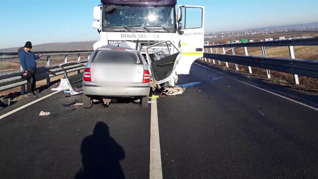 Un autoturism a fost strivit de un camion, într-un accident mortal petrecut în Suceava - Imaginea 2