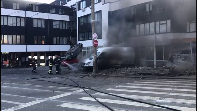 Mașini aruncate una peste alta după o explozie în Galați, în locul unei foste benzinării - Imaginea 4