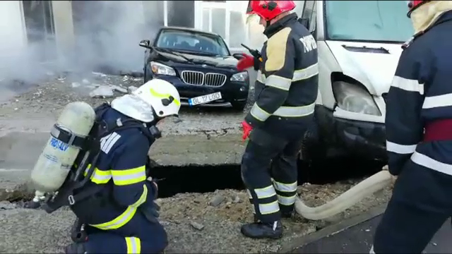 Mașini aruncate una peste alta după o explozie în Galați, în locul unei foste benzinării - Imaginea 6