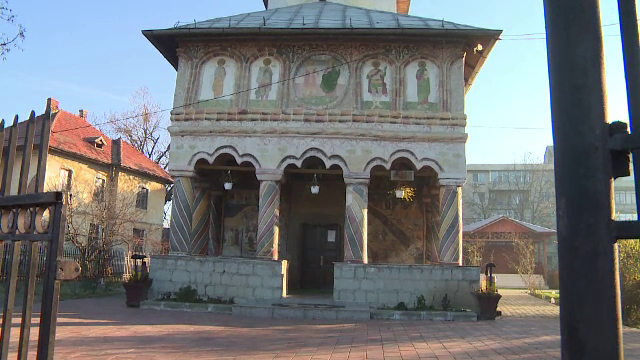 Polițiștii fac cercetări în cazul picturii distruse de o centrală, într-o biserică din Târgu Jiu - Imaginea 2