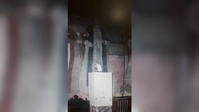 Polițiștii fac cercetări în cazul picturii distruse de o centrală, într-o biserică din Târgu Jiu - Imaginea 4