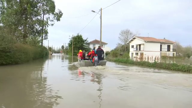 Mai multe regiuni ale Franței, devastate de inundații puternice. Două persoane au murit - Imaginea 1