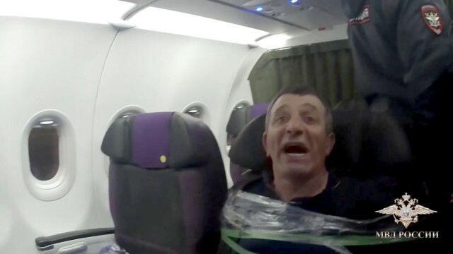 Pasager legat cu bandă adezivă de scaunul din avion. Ce le-a cerut însoțitorilor de zbor - Imaginea 3