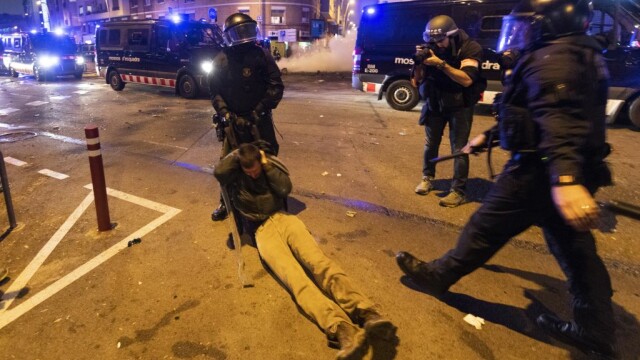 El Clasico cu scântei. Protestatarii catalani au creat haos și s-au bătut cu poliția - Imaginea 2