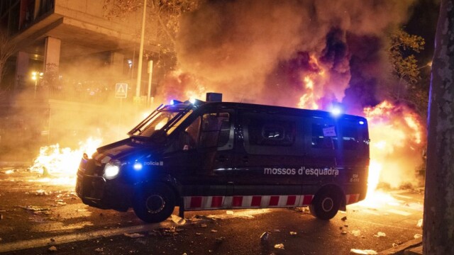 El Clasico cu scântei. Protestatarii catalani au creat haos și s-au bătut cu poliția - Imaginea 3