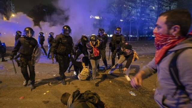 El Clasico cu scântei. Protestatarii catalani au creat haos și s-au bătut cu poliția - Imaginea 4