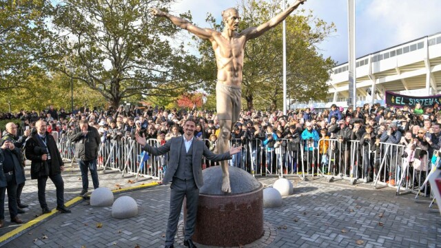 Statuia lui Ibrahimovic, vandalizată de fani. Ce au putut să îi facă și de la ce a pornit - Imaginea 1