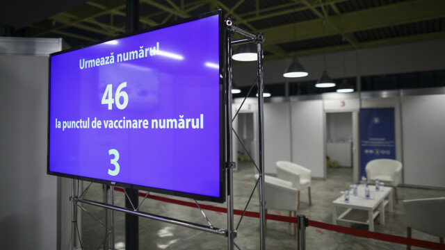 Iohannis, după vizita la centrul de vaccinare: România ar putea primi la începutul lui 2021 prima tranșă de vaccin. FOTO - Imaginea 6