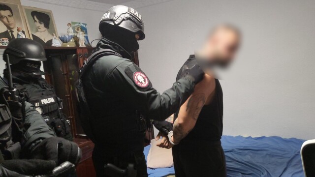 Tânărul ridicat de trupele speciale după ce a amenințat un polițist a fost reținut. Momentul în care a fost săltat de mascați - Imaginea 3