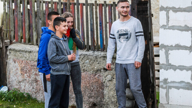 VIDEO Rămași fără mamă și umiliți de tată. Patru frați au primit gratuit un apartament de la o familie de români din Spania - Imaginea 6