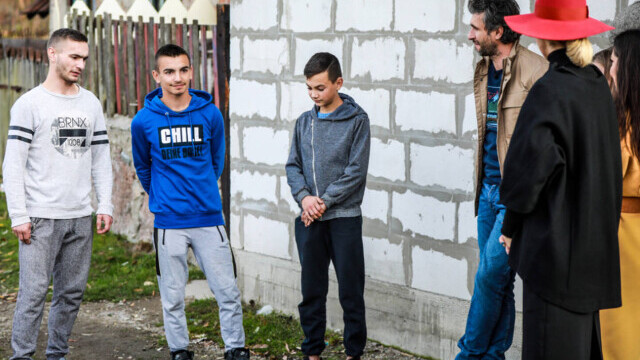 VIDEO Rămași fără mamă și umiliți de tată. Patru frați au primit gratuit un apartament de la o familie de români din Spania - Imaginea 7