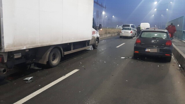Accident în lanț în București, cu 20 de mașini. Șoferii spun că era polei și ceață - Imaginea 2