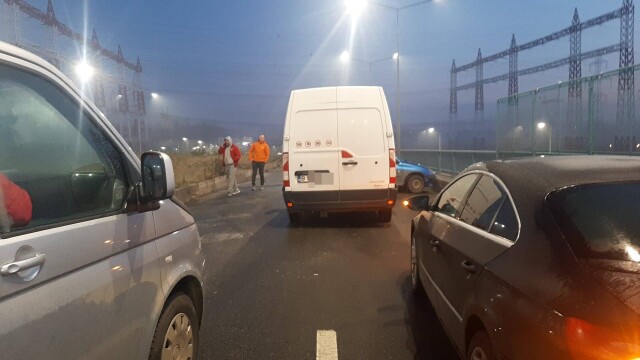 Accident în lanț în București, cu 20 de mașini. Șoferii spun că era polei și ceață - Imaginea 4