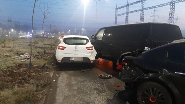 Accident în lanț în București, cu 20 de mașini. Șoferii spun că era polei și ceață - Imaginea 6