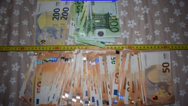 Teancuri de bani, lei, euro și lire sterline, dar și bijuterii, găsite de polițiști la zeci de suspecți de cămătărie - Imaginea 3