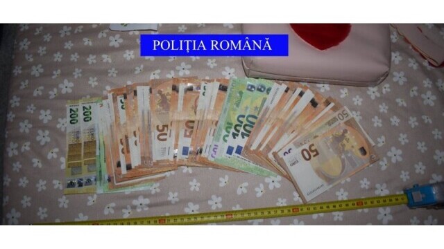 Teancuri de bani, lei, euro și lire sterline, dar și bijuterii, găsite de polițiști la zeci de suspecți de cămătărie - Imaginea 7
