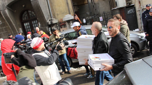 Moment inedit cu Andrei Gheorghe: în 2015, jurnalistul le-a adus pizza procurorilor DNA - Imaginea 2