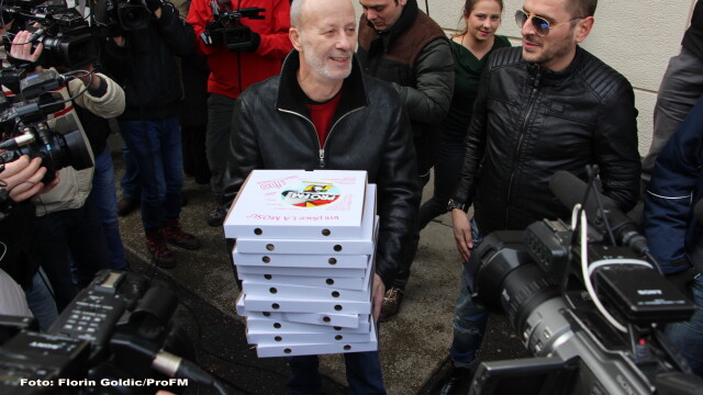 Moment inedit cu Andrei Gheorghe: în 2015, jurnalistul le-a adus pizza procurorilor DNA - Imaginea 7