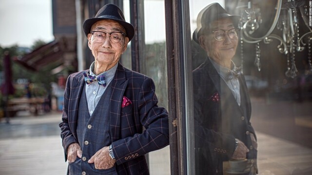 Un fermier de 85 de ani, din China, a fost transformat in fashion icon de nepotul sau. Imaginile s-au viralizat - Imaginea 7