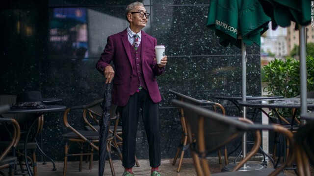 Un fermier de 85 de ani, din China, a fost transformat in fashion icon de nepotul sau. Imaginile s-au viralizat - Imaginea 4