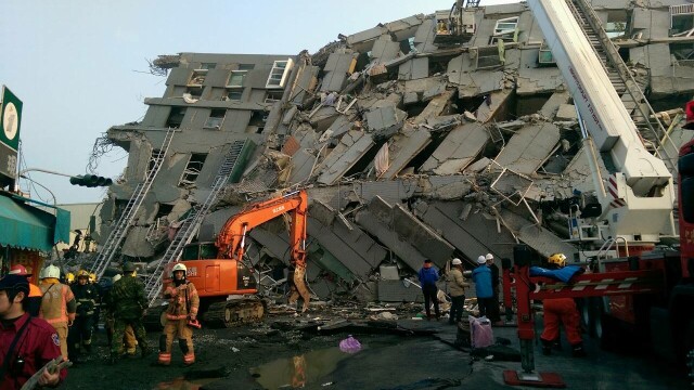 Bilantul cutremurului din Taiwan a crescut la 14 morti si 480 de raniti. Imaginile dezastrului filmate din drona - Imaginea 13