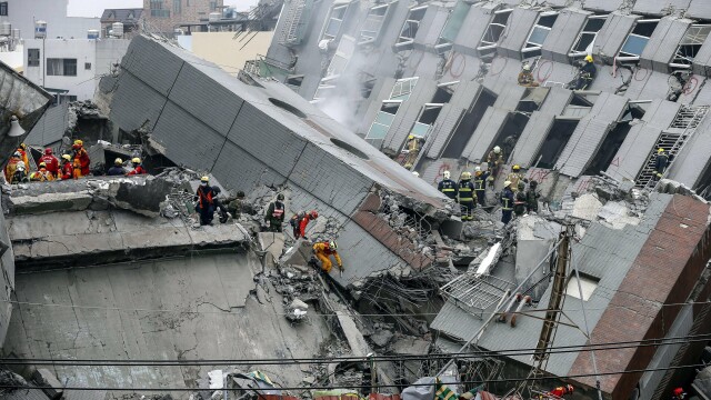 Bilantul cutremurului din Taiwan a crescut la 14 morti si 480 de raniti. Imaginile dezastrului filmate din drona - Imaginea 9