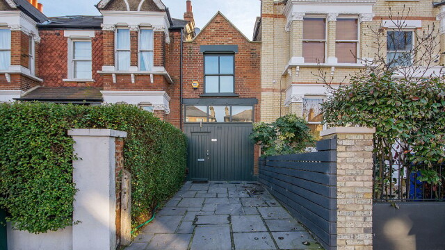 Casa din Londra, care are doar trei metri latime, scoasa la vanzare cu peste 1 mil. EUR. Cate camere are. GALERIE FOTO - Imaginea 1