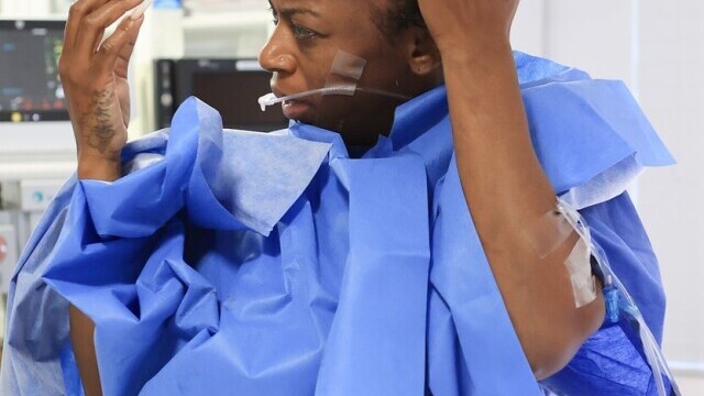 Decizia luată de femeia care și-a dat intenționat cu lipici în cap, după ce un medic a tratat-o gratuit - Imaginea 3