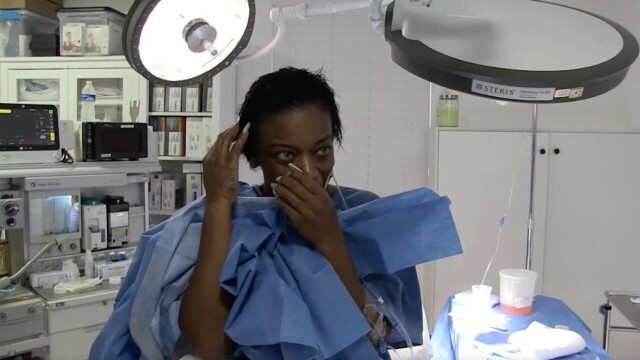 Decizia luată de femeia care și-a dat intenționat cu lipici în cap, după ce un medic a tratat-o gratuit - Imaginea 6