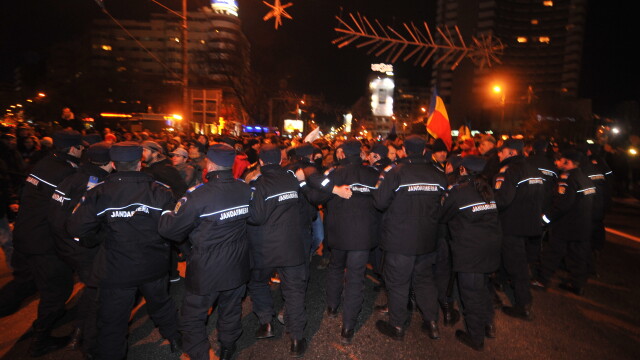 Noapte sub semnul violentelor in Capitala. Peste 2.000 de oameni au protestat in Piata Universitatii - Imaginea 6