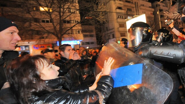 Noapte sub semnul violentelor in Capitala. Peste 2.000 de oameni au protestat in Piata Universitatii - Imaginea 7