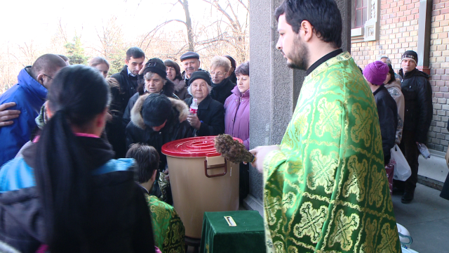 Sute de credinciosi s-au asezat la cozi pentru a lua apa sfintita de la bisericile din Timisoara - Imaginea 1