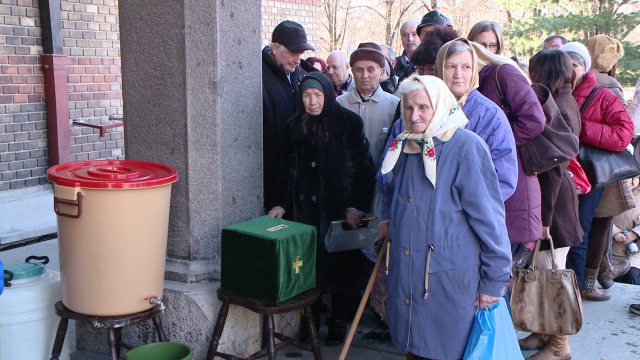 Sute de credinciosi s-au asezat la cozi pentru a lua apa sfintita de la bisericile din Timisoara - Imaginea 5