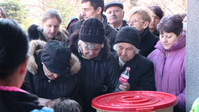 Sute de credinciosi s-au asezat la cozi pentru a lua apa sfintita de la bisericile din Timisoara - Imaginea 7