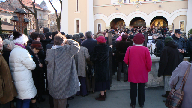 Sute de credinciosi s-au asezat la cozi pentru a lua apa sfintita de la bisericile din Timisoara - Imaginea 11